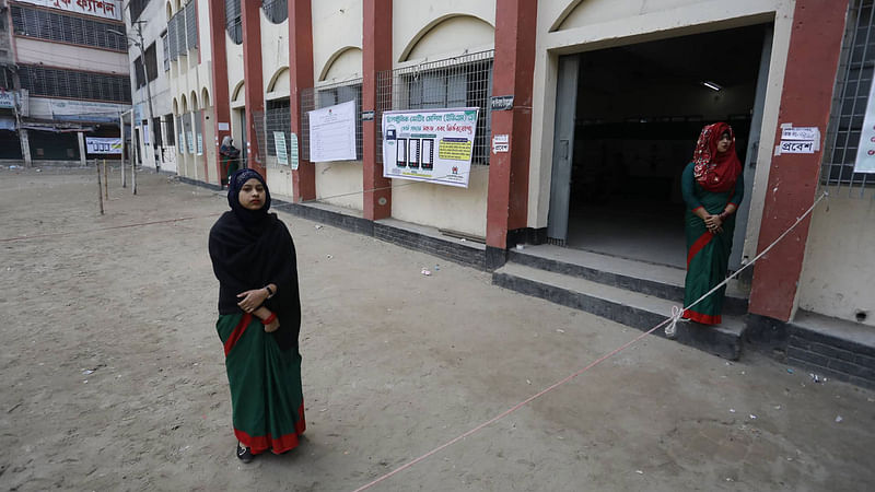 সকালে সুনসান সুরিটোলা সরকারি প্রাথমিক ও উচ্চ বিদ্যালয় ভোটকেন্দ্র। বংশাল, ঢাকা, ১ ফেব্রুয়ারি। ছবি: দীপু মালাকার