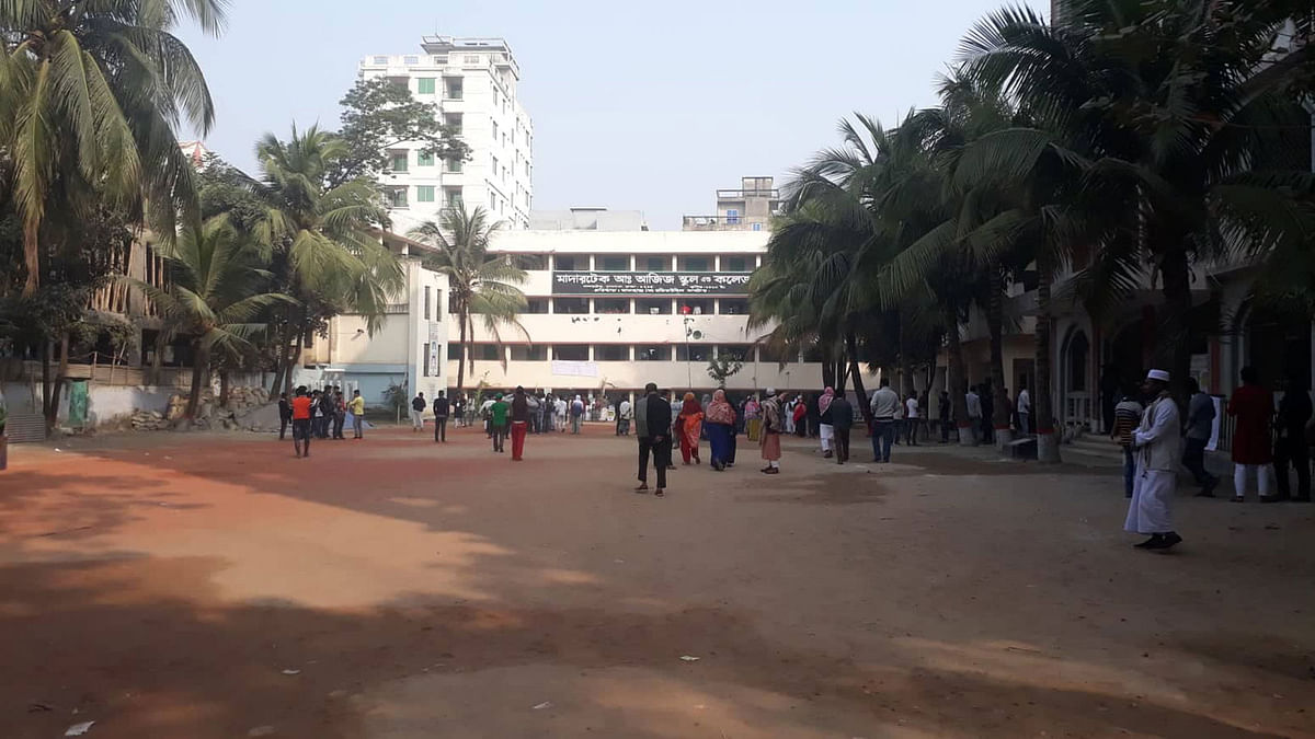 চার নম্বর ওয়ার্ডের একটি কেন্দ্র মাদারটেক আব্দুল আজিজ স্কুল অ্যান্ড কলেজ। ছবি: আসাদুজ্জামান