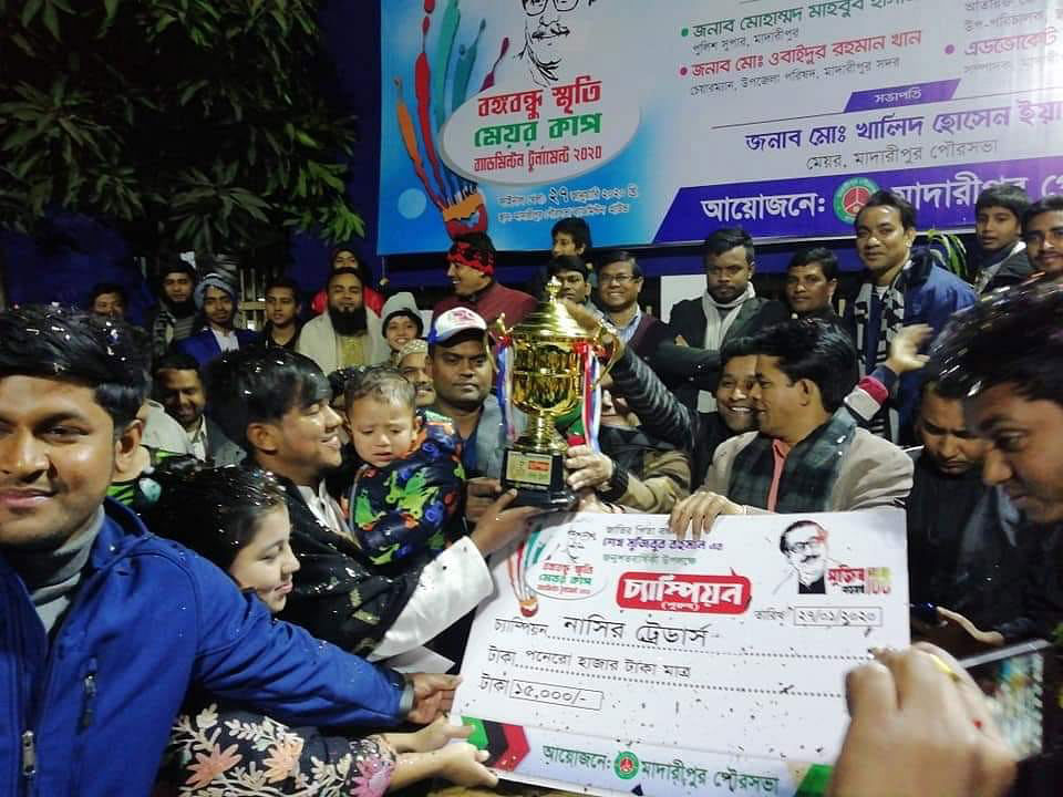 বঙ্গবন্ধু স্মৃতি মেয়র কাপ ব্যাডমিন্টন টুর্নামেন্টে চ্যাম্পিয়ন নারী ও পুরুষ বিভাগে সেরা দলকে চেক, শুভেচ্ছা স্মারক ও কাপ প্রদান করা হয়। ছবি: লেখক