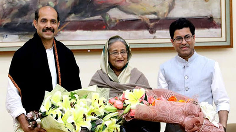 গণভবনে আতিকুল ইসলাম ও শেখ ফজলে নূর তাপসকে ফুল দিয়ে অভিনন্দন জানান প্রধানমন্ত্রী শেখ হাসিনা। ছবি: বাসস