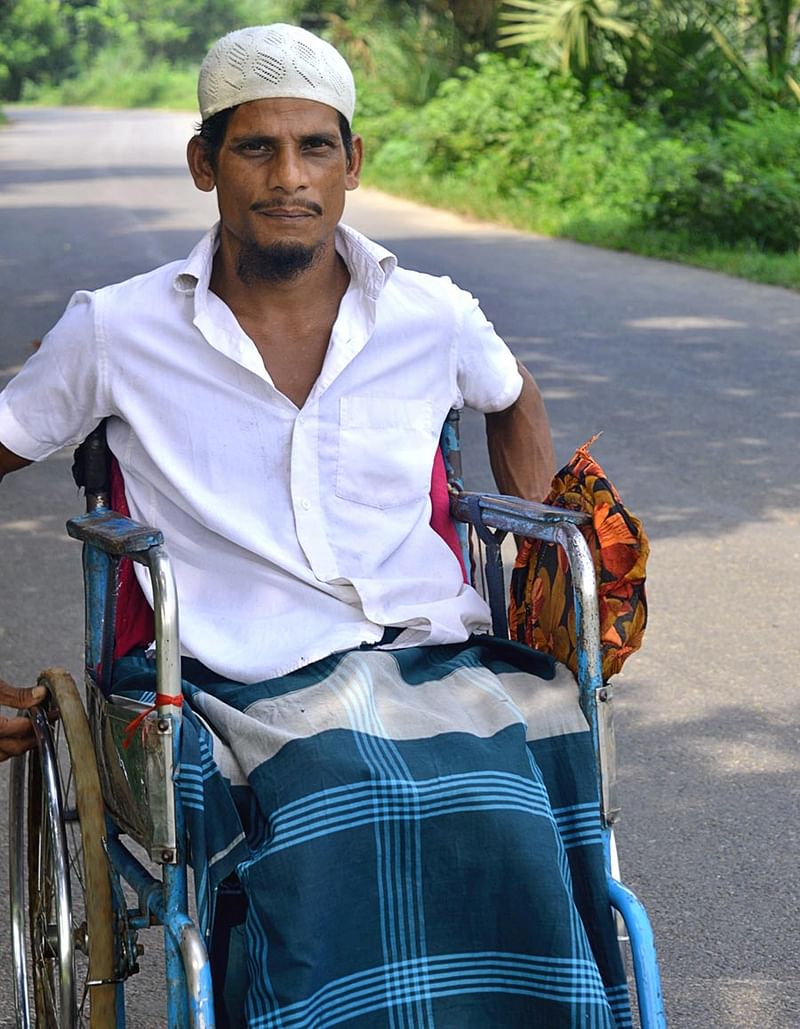 দুর্ঘটনায় পা হারান মধুপুরের নূর নবী। ছবি: লেখক