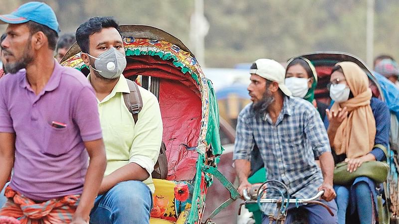 নগরবাসীর মধ্যে মাস্কের ব্যবহার বেড়েছে। মঙ্গলবার কেন্দ্রীয় শহীদ মিনার এলাকায়।  প্রথম আলো