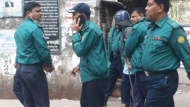 হলি আর্টিজানের ঘটনার মামলায় মৃত্যুদণ্ড পাওয়া আসামি রাকিবুলকে আদালতে হাজির করা হয়। ছবি: আসাদুজ্জামান