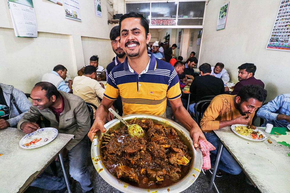 চুই দিয়ে রান্না করা ঝাল ঝাল খাসির মাংস। আব্বাস হোটেলে খাসির মাংসই রান্না হয় শুধু। ছবি: সাদ্দাম হোসাইন, খুলনা