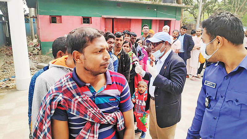 ভোমরা স্থলবন্দরে ভারত থেকে আসা যাত্রীদের শরীরে কারোনাভাইরাস আছে কি না, পরীক্ষা করা হচ্ছে।  প্রথম আলো