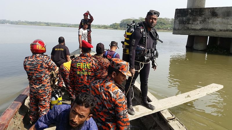 গোপালগঞ্জের টুঙ্গিপাড়া ফায়ার সার্ভিস ও খুলনার স্টেশনের ডুবুরি দল সন্ধ্যা ৬টা পর্যন্ত অভিযান চালিয়েও ওই নারীকে খোঁজে পায়নি। ছবি: প্রথম আলো