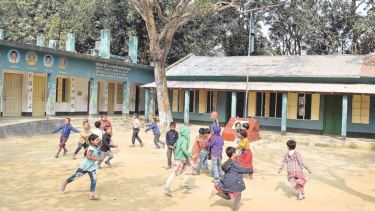 ক্লাসে শিক্ষক নেই। মাঠে খেলছে শিক্ষার্থীরা। গত মঙ্গলবার তারাগঞ্জের ২ নম্বর হাড়িয়ারকুঠি সরকারি প্রাথমিক বিদ্যালয়ে।  প্রথম আলো