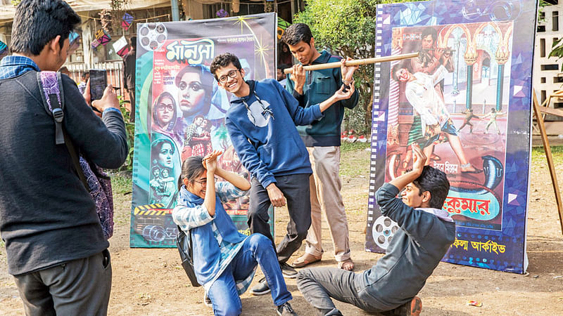 টিএসসি প্রাঙ্গণে পুরোনো দিনের বাংলা চলচ্চিত্রের পোস্টার ঘিরে তরুণদের উচ্ছ্বাস। ছবি: আনন্দ