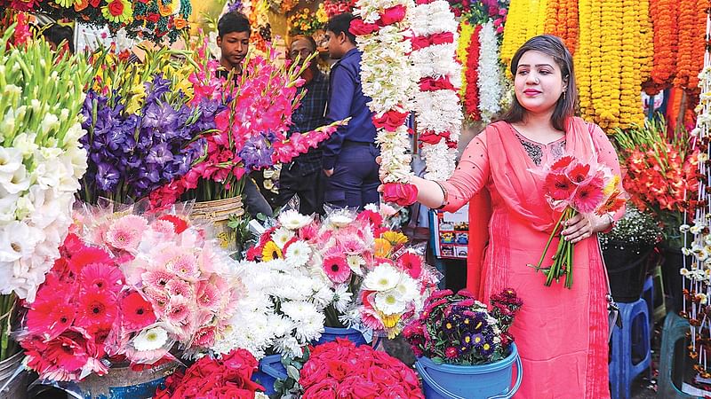 পয়লা ফাল্গুন ও ভালোবাসা দিবস উপলক্ষে গোলাপসহ রংবেরঙের ফুলের পসরা সাজিয়ে রেখেছেন ফুল ব্যবসায়ীরা। তবে গোলাপ ছিল কম । গতকাল রাজধানীর শাহবাগে।  ছবি: সাইফুল ইসলাম