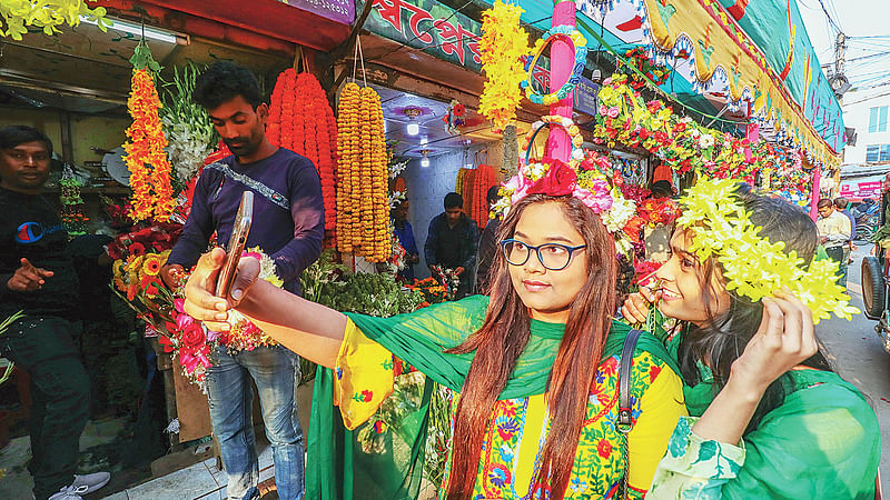 একে তো পয়লা ফাল্গুন, তার ওপর ভালোবাসা দিবস। তাই আনন্দ একটু বেশিই। এই খুশিতে দুই তরুণী ফুলের তাজ পরে সেলফি তোলায় ব্যস্ত। গতকাল খুলনা ফুল মার্কেটে।  সাদ্দাম হোসেন