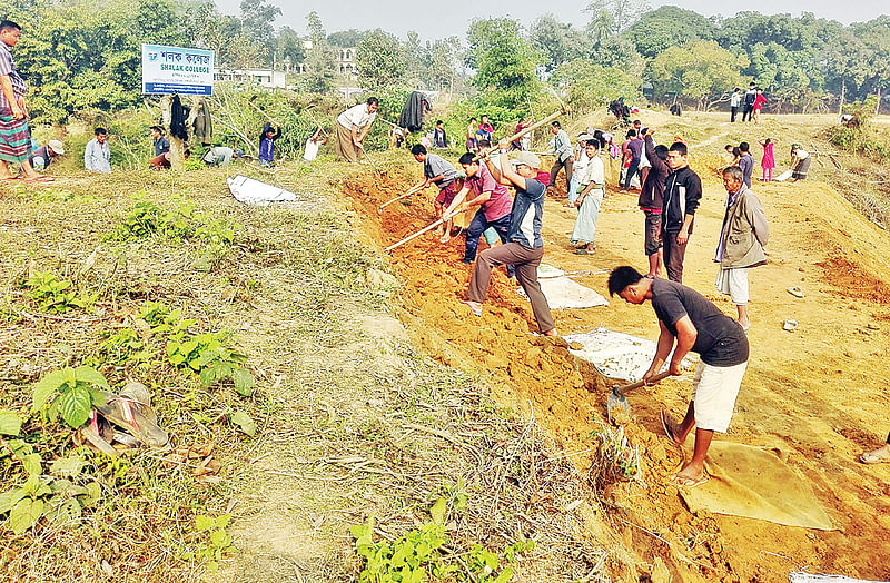 জুরাছড়ি উপজেলায় বনযোগিছড়া গ্রামে এলাকার মানুষজন কলেজ নির্মাণের জন্য নিজেরা উদ্যোগী হয়ে কাজ করছেন। গত শনিবার সকালে।  সংগৃহীত