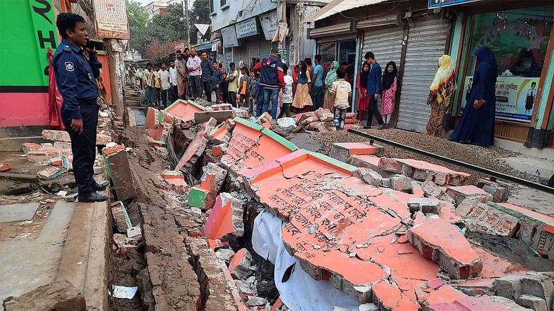 প্রাথমিক বিদ্যালয়ের এই দেয়াল ধসে এক নির্মাণশ্রমিক মারা যান। নরসিংদী, ১৮ ফেব্রুয়ারি। ছবি: প্রথম আলো