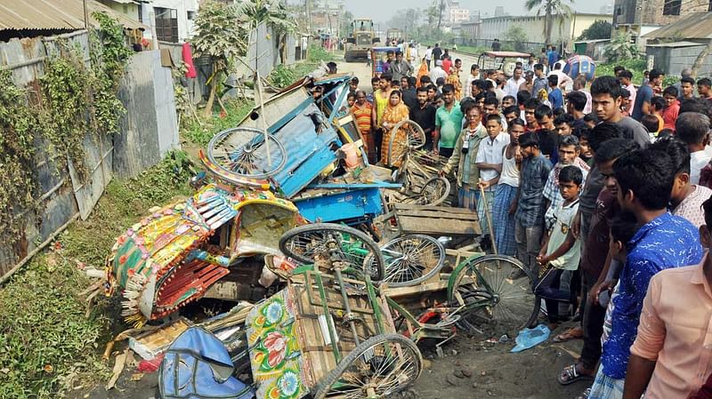 ভেকু মেশিনের ধাক্কায় ভেঙে গেছে চারটি রিকশা। ছবি: প্রথম আলো