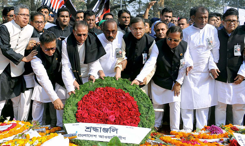 আন্তর্জাতিক মাতৃভাষা দিবসে দলের নেতা-কর্মীদের নিয়ে শহীদ মিনারে পুষ্পস্তবক অর্পণ করেন ভাষাশহীদদের প্রতি শ্রদ্ধা জানান তথ্যমন্ত্রী হাছান মাহমুদ। ২১ ফেব্রুয়ারি, ঢাকা। ছবি: পিআইডি