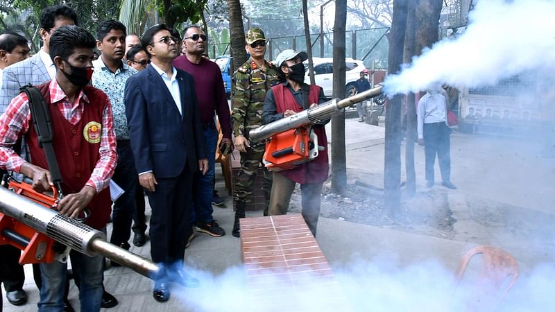 মশকনিধনে ক্রাশ প্রোগ্রামের উদ্বোধন করেন ঢাকা দক্ষিণ সিটি করপোরেশনের মেয়র মোহাম্মদ সাঈদ খোকন। কলাবাগান মাঠ, ঢাকা, ২৫ ফেব্রুয়ারি। ছবি: মুসা আহমেদ