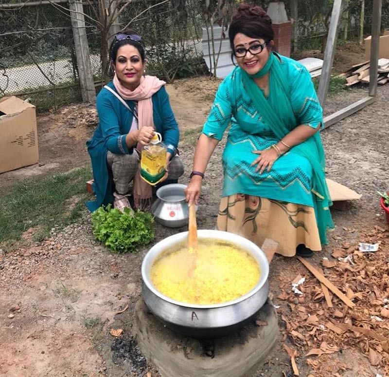 খিচুড়ি রান্না করছেন ববিতা, পাশে বসে আছেন চম্পা। ছবি-সংগৃহীত