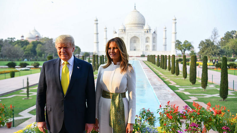 মার্কিন প্রেসিডেন্ট ডোনাল্ড ট্রাম্প ও ফার্স্ট লেডি মেলানিয়া ট্রাম্প গতকাল প্রেমের অমর নিদর্শন তাজমহল পরিদর্শন করেন। ছবি: এএফপি