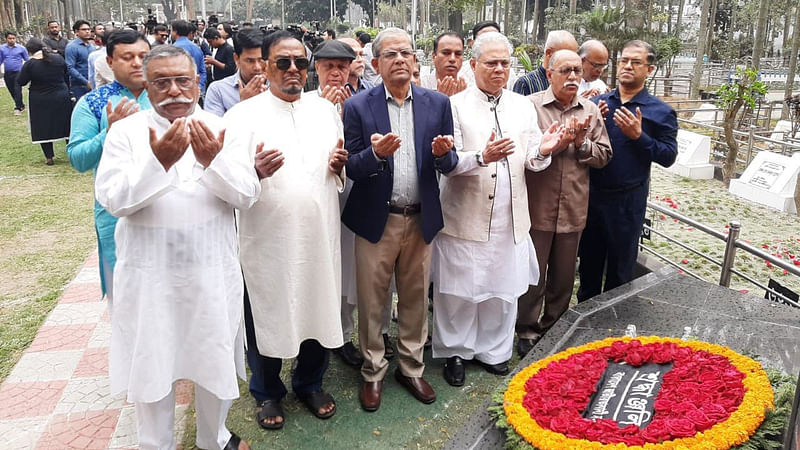 পিলখানা হত্যাকাণ্ডের ১১ বছর পূর্তিতে নিহত সেনা কর্মকর্তাদের প্রতি বনানী সামরিক কবরস্থানে শ্রদ্ধা জানায় বিএনপি। ছবি: সংগৃহীত