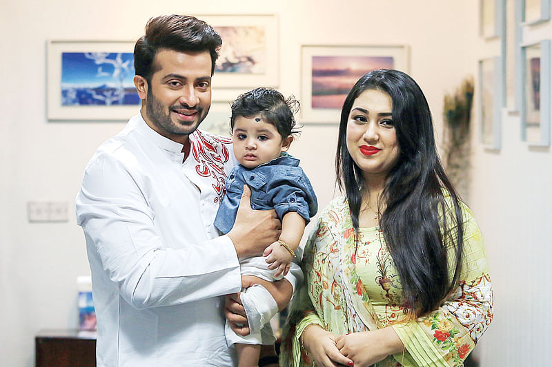 শাকিব খান ও অপু বিশ্বাস, সঙ্গে ছেলে আব্রাম খান জয়, ২০১৭ সালের এপ্রিলে ঢাকার একটি পাঁচতারকা হোটেলে