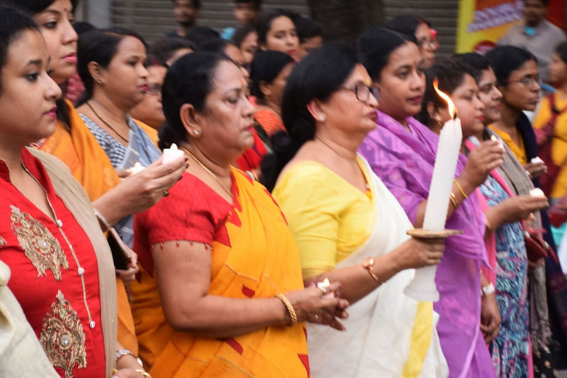 দিল্লিসহ সারা দেশে শান্তি কামনায় তৃণমূল মহিলা কংগ্রেসের মোমবাতি প্রজ্বালন। কলকাতা, ভারত, ২৭ ফেব্রুয়ারি। ছবি: ভাস্কর মুখার্জি