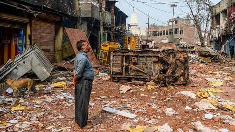 ভারতের রাজধানী নয়াদিল্লি মৃত্যুপুরী। দেশটির সংশোধিত নাগরিকত্ব আইনের (সিএএ) পক্ষের লোক বিশেষ করে হিন্দুধর্মাবলম্বী নাগরিকেরা সিএএ-বিরোধী সংখ্যালঘুদের টার্গেট করে হামলা চালায়। এতে একদিকে যেমন বহু প্রাণহানি ঘটেছে, তেমনি আগুনে বাড়িঘর, দোকানপাট পুড়ে ও ভাঙচুরে একাকার। আর সেই পুড়ে যাওয়া, ক্ষতিগ্রস্ত বাড়িগুলোর দিকে অসহায়ত্বের সঙ্গে চেয়ে আছেন সেখানকারই এক বাসিন্দা। সম্প্রতি নয়াদিল্লির একটি এলাকায়। ছবি: এএফপি