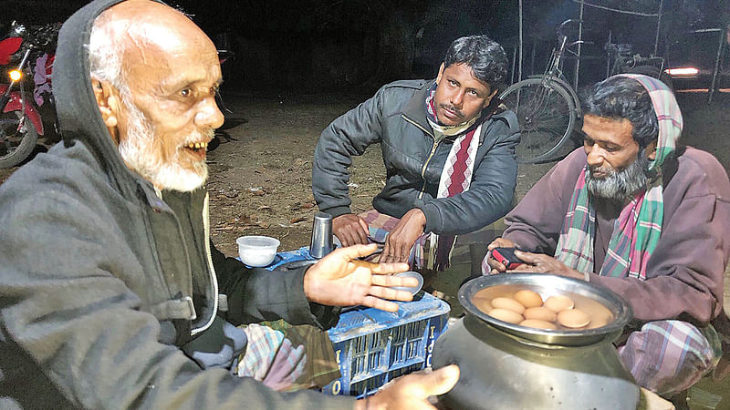 গান গাইছেন রমজান আলী। সম্প্রতি শ্রীপুরের বড়বাইদ বটতলা বাজারে।   ছবি: প্রথম আলো