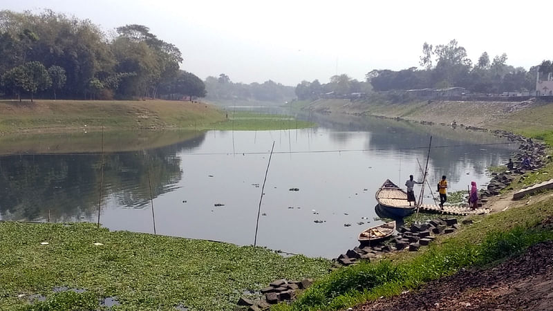 মারাত্মক দূষণের কারণে কালচে রং ধারণ করেছে নওগাঁর ছোট যমুনা নদীর পানি। ছবিটি গত শুক্রবার ডিগ্রি কলেজ ঘাট এলাকা থেকে তোলা।  ছবি: প্রথম আলো