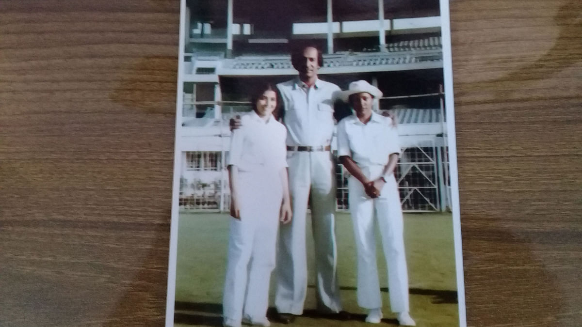 ১৯৮৩ সালে ইডেনে গার্ডেনসে কোচ আলতাফ হোসেনের সঙ্গে বাংলাদেশের দুই নারী ক্রিকেটার। ছবি: সংগৃহীত