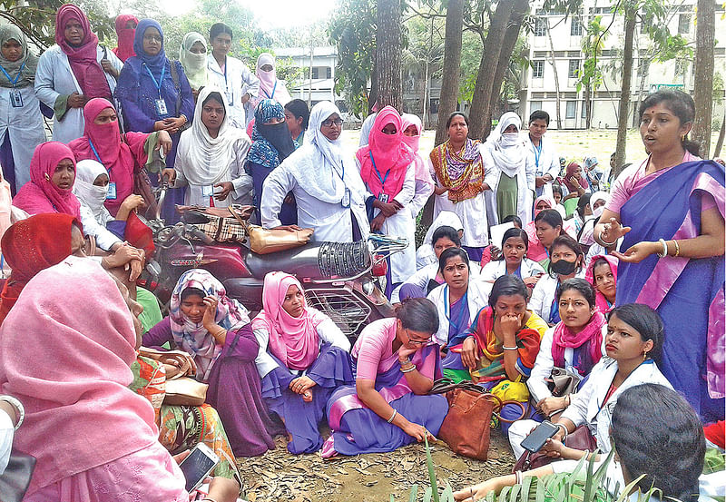 চট্টগ্রামের পটিয়া প্রাইমারি টিচার্স ট্রেনিং ইনস্টিটিউটে চার প্রশিক্ষকের বিরুদ্ধে আন্দোলনরত প্রশিক্ষণার্থী শিক্ষকদের একজন কথা বলছেন। গতকাল সকালে পিটিআই মাঠে।  ছবি: প্রথম আলো