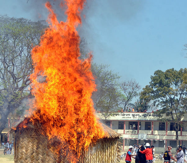 প্রতীকী ঘরে অগ্নিকাণ্ড।