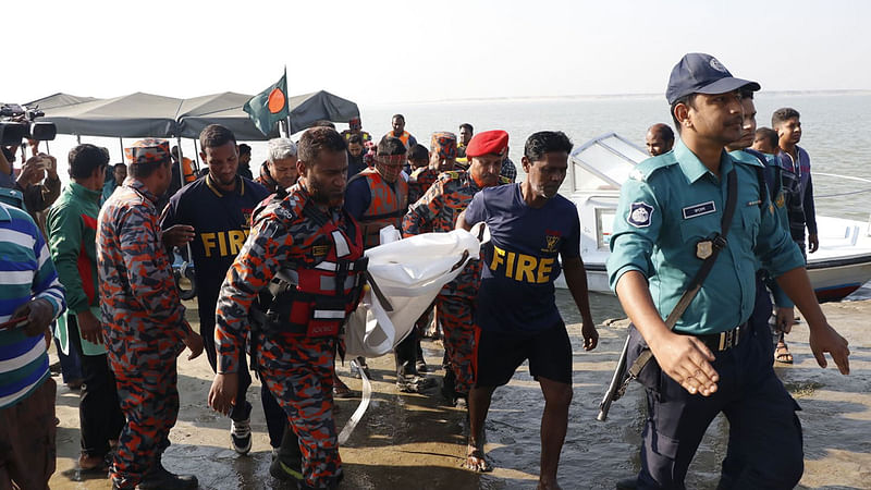 মরদেহ নিয়ে আসছেন উদ্ধারকর্মীরা। ছবি: শহীদুল হক