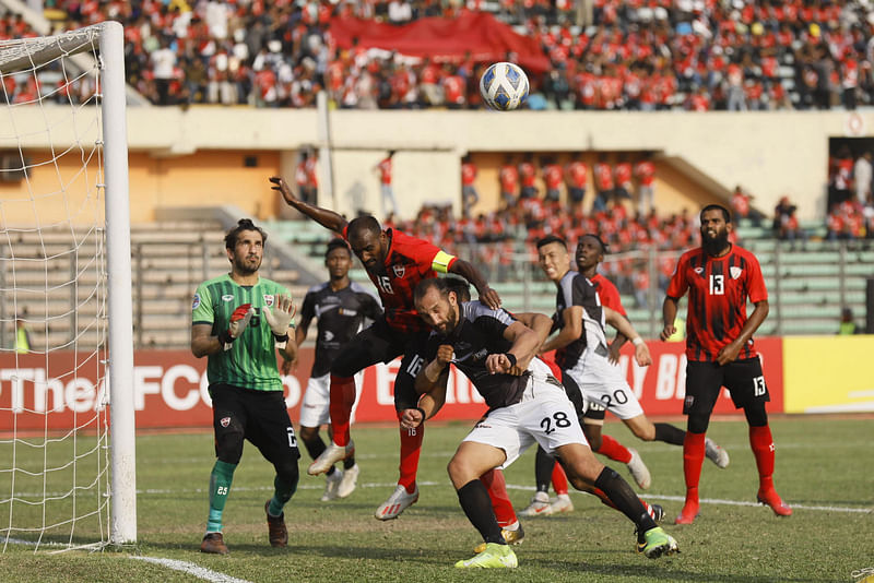 আর্জেন্টাইন স্ট্রাইকার হার্নান বার্কোসকে ঠেকাতে হিমশিম খেয়েছে টিসি স্পোর্টসের রক্ষণভাগ। ছবি: তানভীর আহাম্মেদ