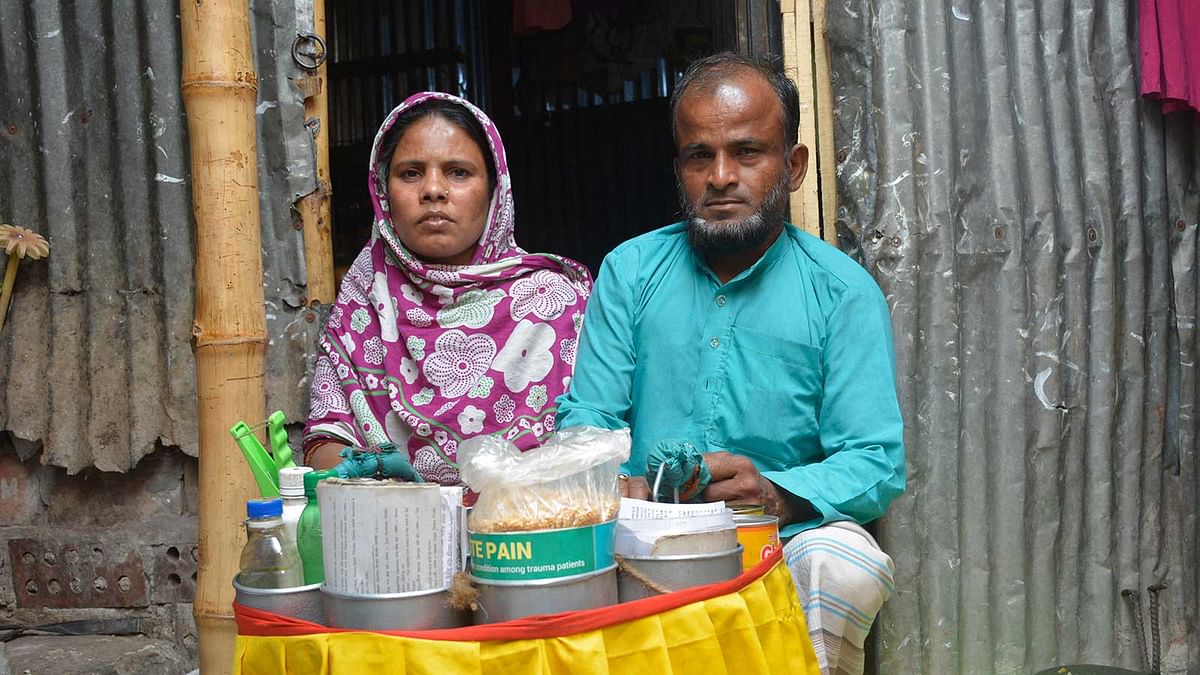 সকালে কাজে বেরোনোর আগে স্ত্রী আখতারা বেগমের সঙ্গে হাফিজুল ইসলাম। ছবি: লেখক