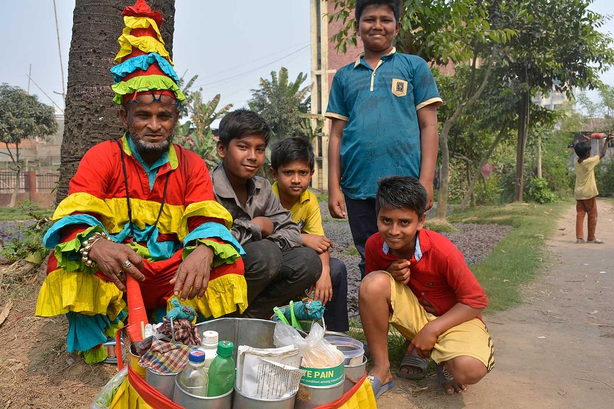 চানাচুর বিক্রির সময়, খেলা ফেলে প্রিয় জোকার মামাকে ঘিরে শিশু–কিশোরেরা। ছবি: লেখক