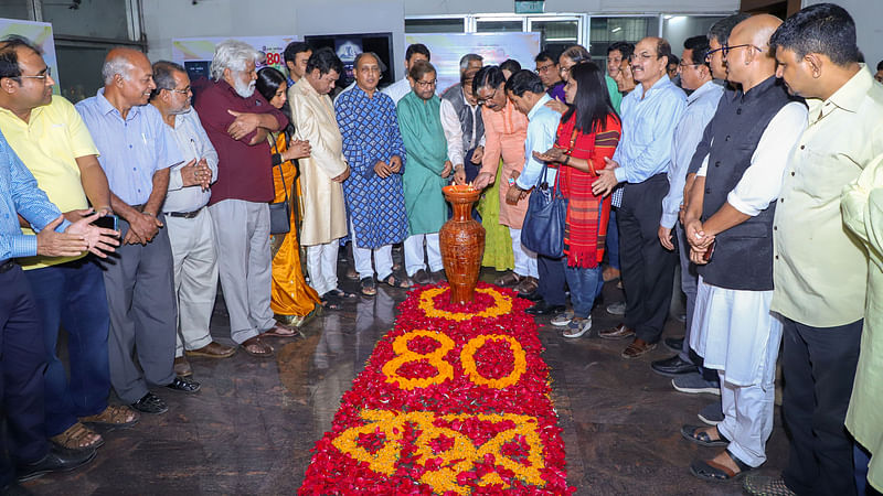 প্রদীপ প্রজ্বালনের মাধ্যমে ঢাকা পদাতিকের ‘৪০ বছর পূর্তি উৎসব’ উদ্বোধন করেন অতিথিরা। ছবি: সাজিদ হোসেন