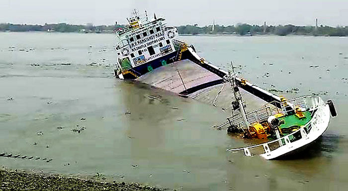 নৌযানের সঙ্গে ধাক্কা লেগে বাংলাদেশের বার্জটি ডুবে যায়। ছবি: ভাস্কর মুখার্জি