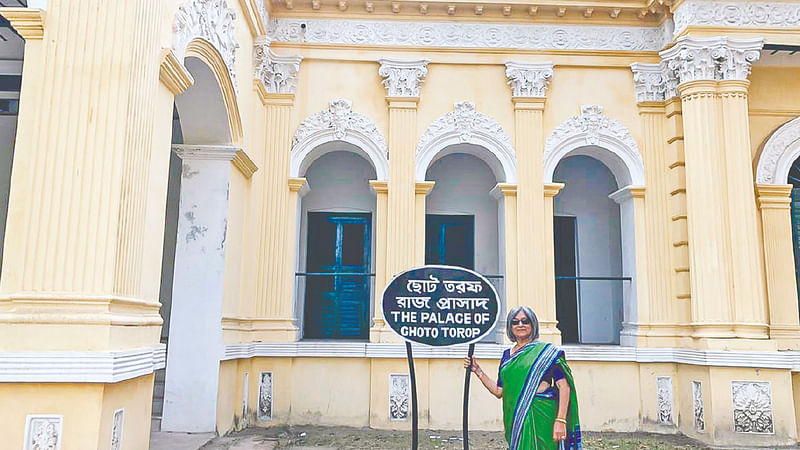 নাটোরের ছোট তরফের শেষ রাজা বীরেন্দ্রনাথের রাজবাড়ির সামনে সুমনা ভট্টাচার্য্য। এই রাজবাড়িতেই থেকেছেন তাঁর পূর্বপুরুষ। ছবি: সংগৃহীত