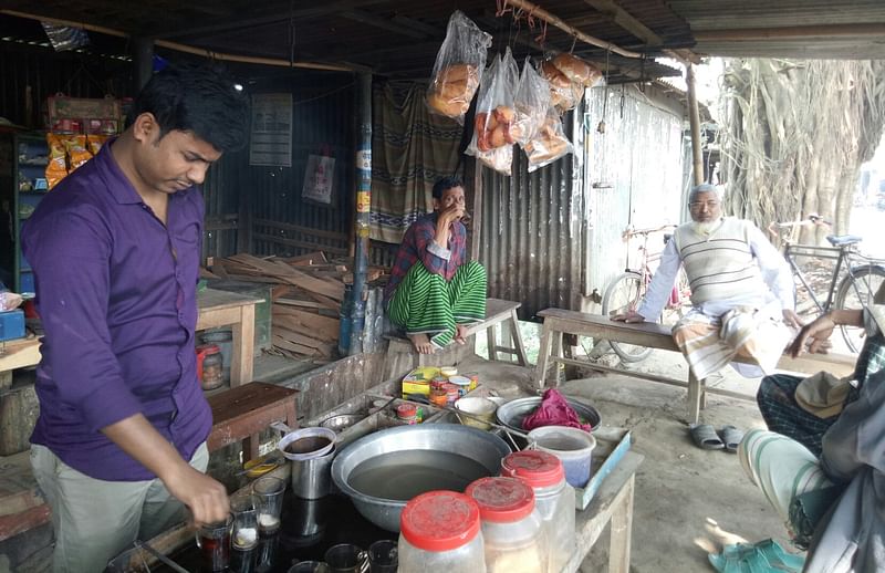 এক বেলা শিক্ষকতা করেন তৌহিদুল ইসলাম। আরেক বেলায় তিনি চায়ের দোকান চালান। ছবি: প্রথম আলো