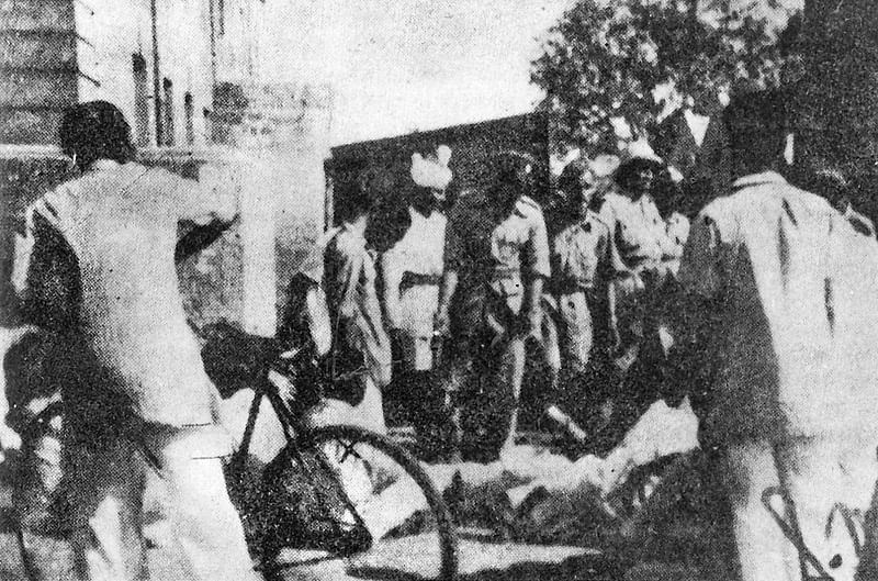সচিবালয়ের ১ নম্বর গেটে ছাত্রদের অবস্থান ধর্মঘটের নেতৃত্ব দিচ্ছেন শেখ মুজিব (x চিহ্নিত)। ১১ মার্চ, ১৯৪৮