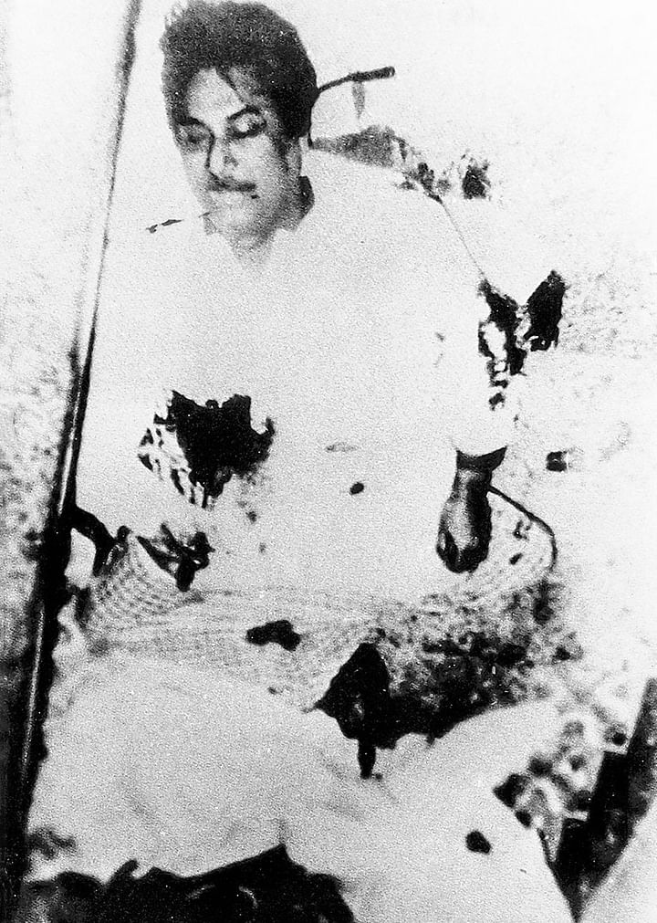 ১৯৭৫ সালের ১৫ আগস্ট ভোররাতে ধানমন্ডির ঐতিহাসিক ৩২ নম্বর সড়কের বাড়িতে আক্রমণ করে ঘাতকের দল নির্মমভাবে হত্যা করে স্বাধীনতার প্রাণপুরুষ বঙ্গবন্ধুকে