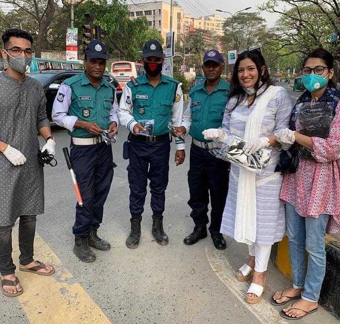 করোনাভাইরাস সম্পর্কে সচেতনতা বাড়াতে রাস্তায় নামলেন সংগীতশিল্পী সিঁথি সাহা।ছবি: প্রথম আলো