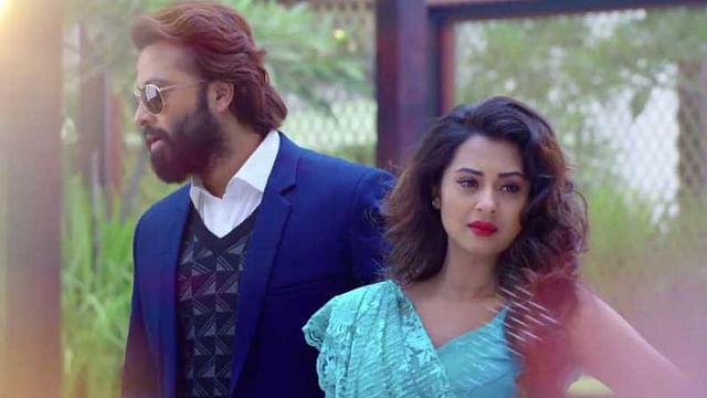 সিনেমার দৃশ্যে শাকিব খান ও বুবলী। ছবি: ফেসবুক থেকে