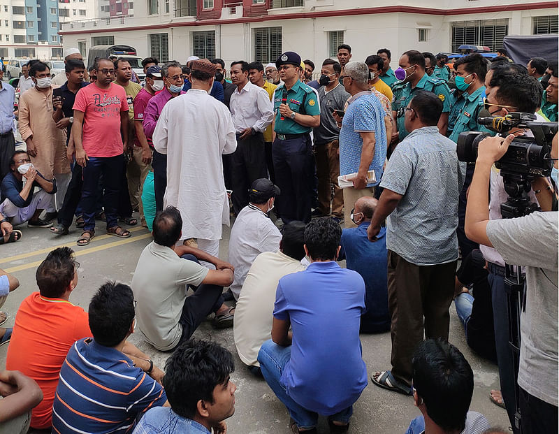 আবাসিক এলাকায় কোয়ারেন্টিন সেন্টার খোলার ব্যাপারে প্রতিবাদ জানাচ্ছেন স্থানীয় লোকজন। ছবি: সংগৃহীত