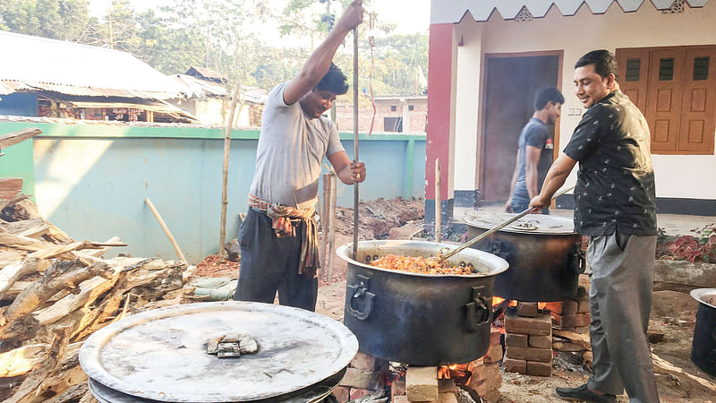 ভোজ উপলক্ষে চলছে রান্না