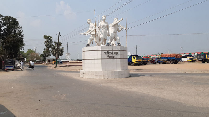 উপজেলা সদরের কলেজ রোড প্রায় জনশুন্য