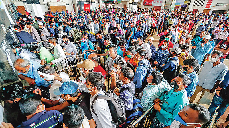 করোনারভাইরাসের কারণে ঢাকা ছাড়তে মানুষের ভিড় দেখা যাচ্ছে। সরকারি সাধারণ ছুটি ঘোষণায় সংক্রমণের ঝুঁকি নিয়ে কমলাপুর রেলস্টেশনে সাধারণ মানুষের উপচে পড়া ভিড়। গতকাল সকালে।  ছবি: সাজিদ হোসেন