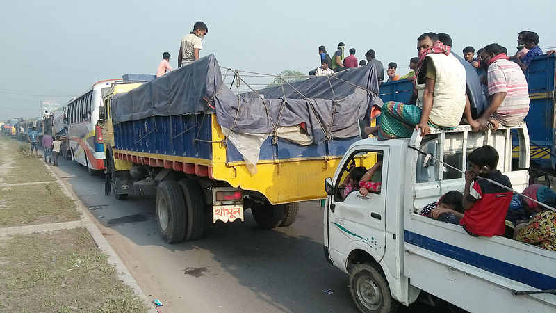 করোনা ভাইরাসের সংক্রমণ রোধে সরকার ছুটি ঘোষণায় বিপুলসংখ্যক মানুষ গ্রামের বাড়ির উদ্দেশে রওনা হয়েছেন। মহাসড়কে গণপরিবহন বা বাস চলাচল কিছুটা কমলেও অন্যান্য যানবাহনের সংখ্যা প্রচুর। তাতেও রওনা হয়েছেন মানুষ। এ কারণে ঢাকা-টাঙ্গাইল মহাসড়কে তীব্র যানজটের সৃষ্টি হয়েছে। আজ বুধবার সকাল আটটায় মির্জাপুর বাইপাসের বাওয়ার কুমারজানী এলাকায়। ছবি: সোহেল মোহসীন