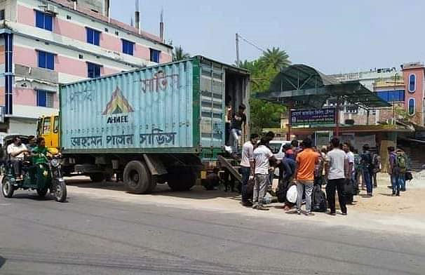 ঢাকা থেকে যাত্রী আনায় আহমেদ কুরিয়ার সার্ভিসকে জরিমানা গুনতে হয়েছে। কুমারপাড়া, রাজশাহী, ২৫ মার্চ। ছবি: সংগৃহীত