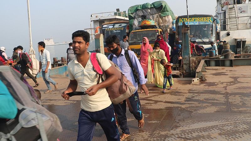 করোনাভাইরাসের সংক্রমণ ঠেকাতে গণপরিবহন চলাচল বন্ধ করে দেওয়া হয়েছে। কিন্তু তাতে থেমে নেই ঢাকা ছেড়ে গ্রামমুখী মানুষের ঢল। ফেরিতে করে মানিকগঞ্জের পাটুরিয়া দিয়ে রাজবাড়ীর দৌলতদিয়ায় পৌঁছান তাঁরা। ছবিটি আজ বৃহস্পতিবার সকালে তোলা। ছবি: প্রথম আলো