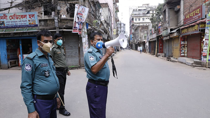 রাস্তায় চলাফেরা না করার জন্য মাইকিং করছে পুলিশ। বাংলাবাজার, ঢাকা, ২৬ মার্চ। ছবি: দীপু মালাকার